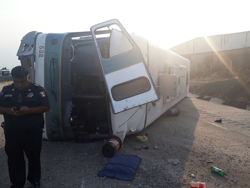 Vuelca autobús de pasajeros en la México - Puebla